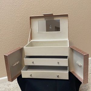Cosmetic case/ jewelry case